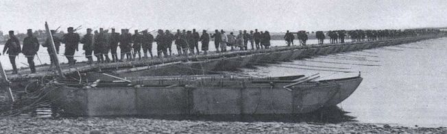 Tropas japonesas atravesando el Rio Yalú