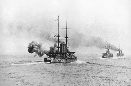 Linea de acorazados japoneses en acción durante la batalla del Mar Amarillo