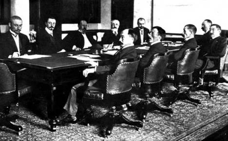 Negociando el Tratado de Portsmouth (1905) -- de izquierda a derecha: Rusos en el lado alejado de la mesa Korostovetz, Nabokov, Witte, Rosen, Plancon; y los japoneses en el lado cercano de la mesa Adachi,Ochiai, Komura, Takahira, Sato