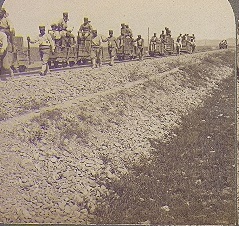 Soldados japoneses transportando munición por vías del tren