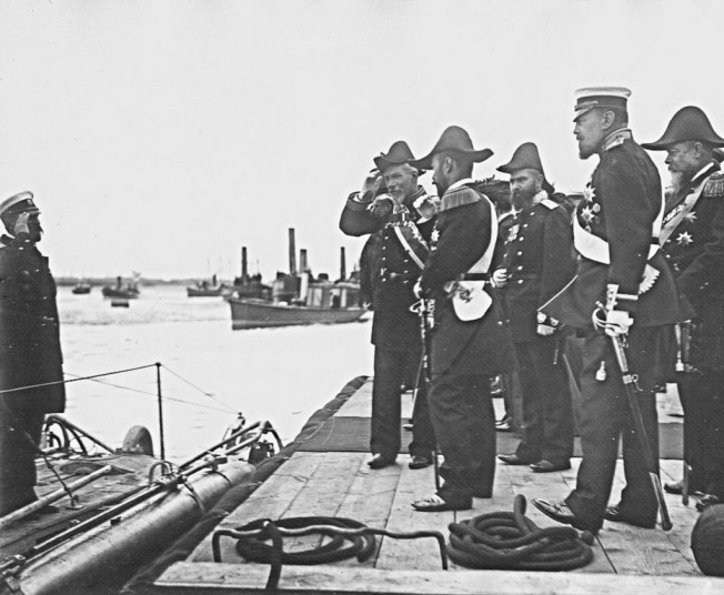Nicolas II pasando revista al Delfin en 1903