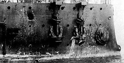 Impactos en el crucero Aurora tras la batalla de Tsushinma